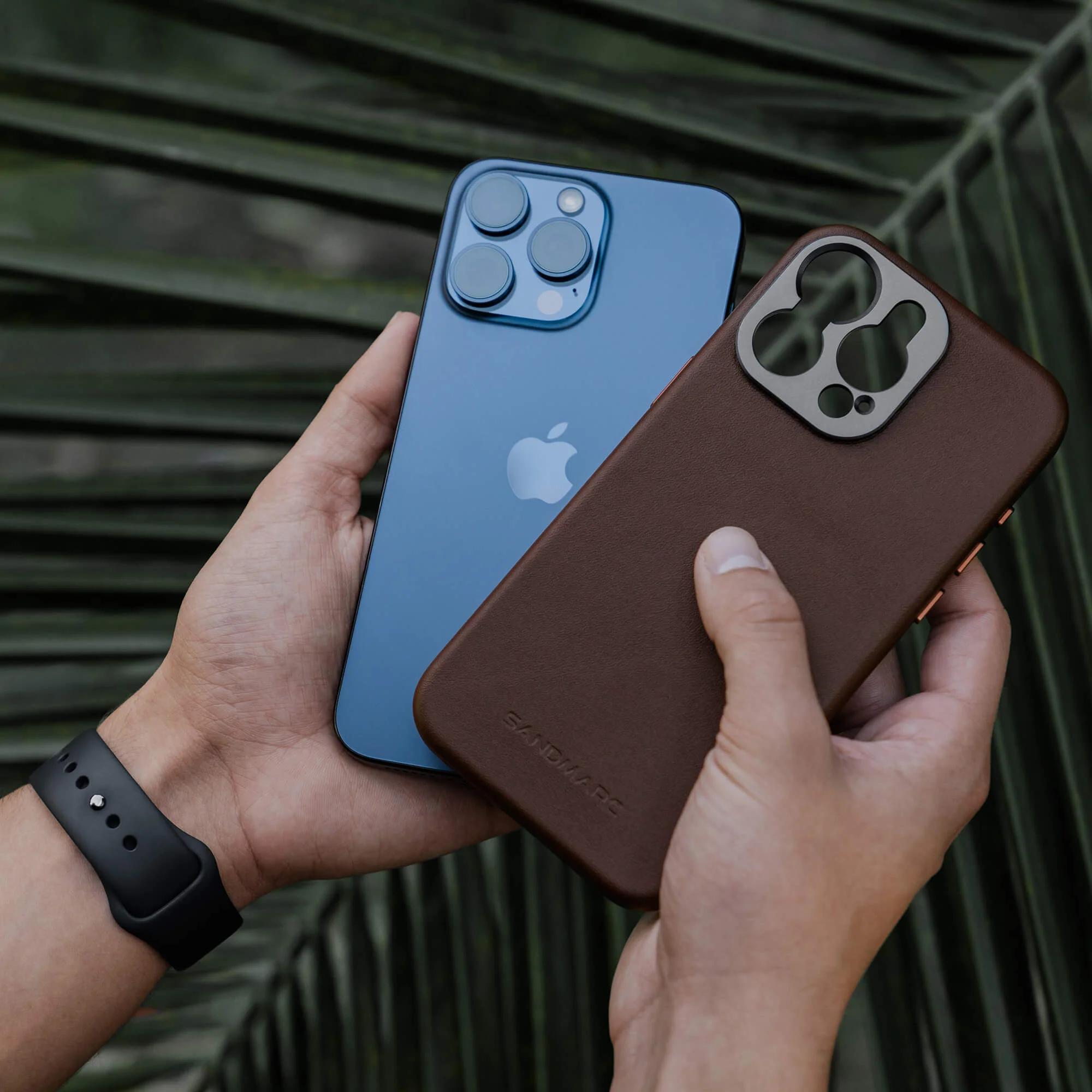 Refurbished Pro Leather Case - iPhone 15 Pro Max - Brown (MagSafe Compatible) - Image 4