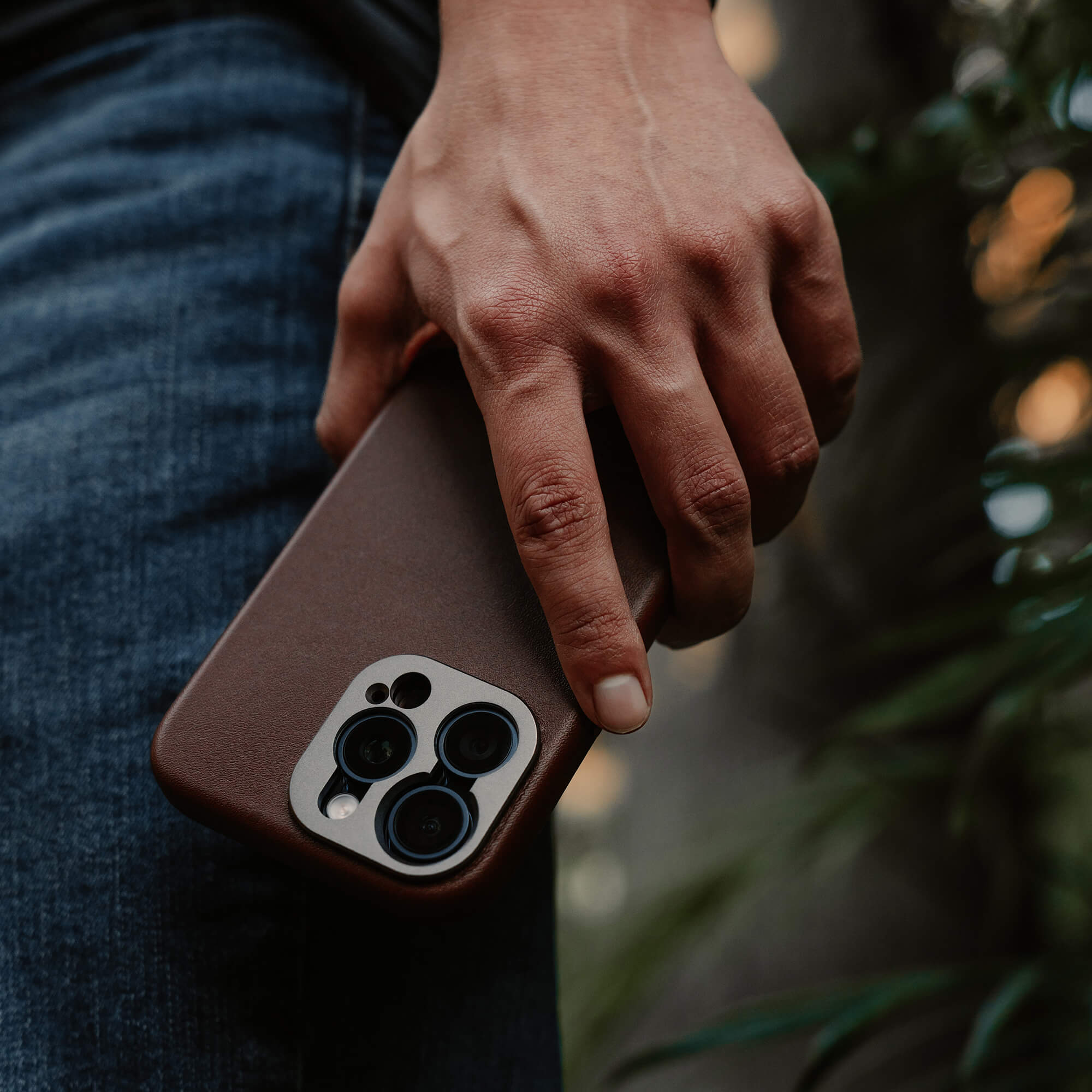 Refurbished Pro Leather Case - iPhone 15 Pro Max - Brown (MagSafe Compatible) - Image 6