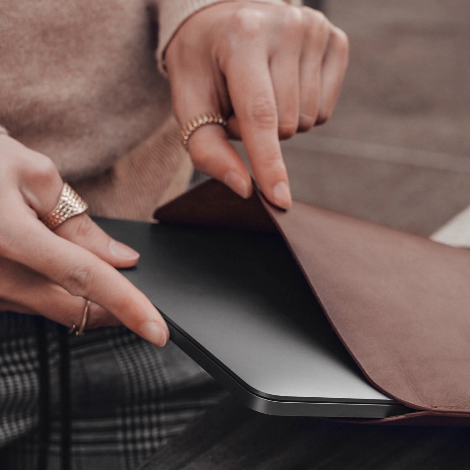 Refurbished Leather Edition - MacBook Pro/Air Sleeve 14"/13" - Image 13