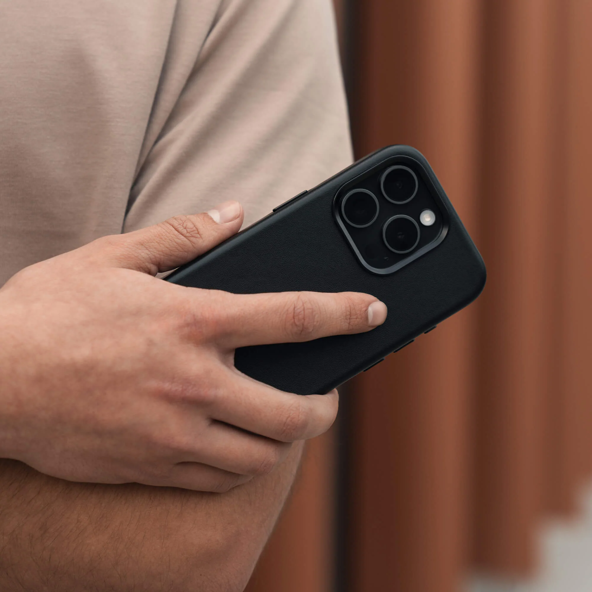 Refurbished Minimal Leather Case - iPhone 15 Pro Max - Black - Image 3