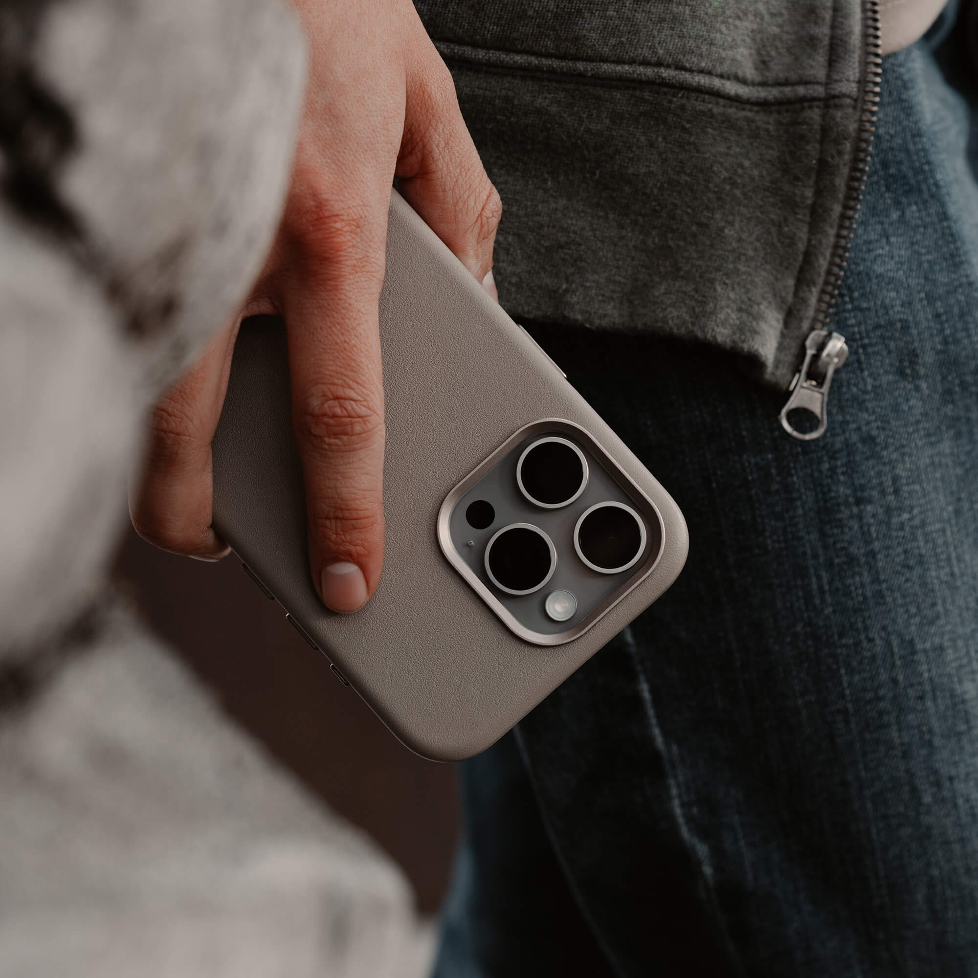 Refurbished Minimal Leather Case - iPhone 15 Pro Max - Sand - Image 3