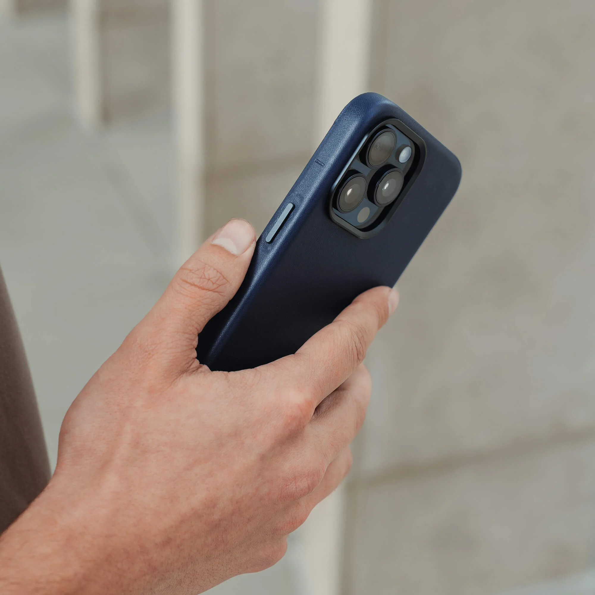 Refurbished Minimal Leather Case - iPhone 15 Pro - Navy - Image 4