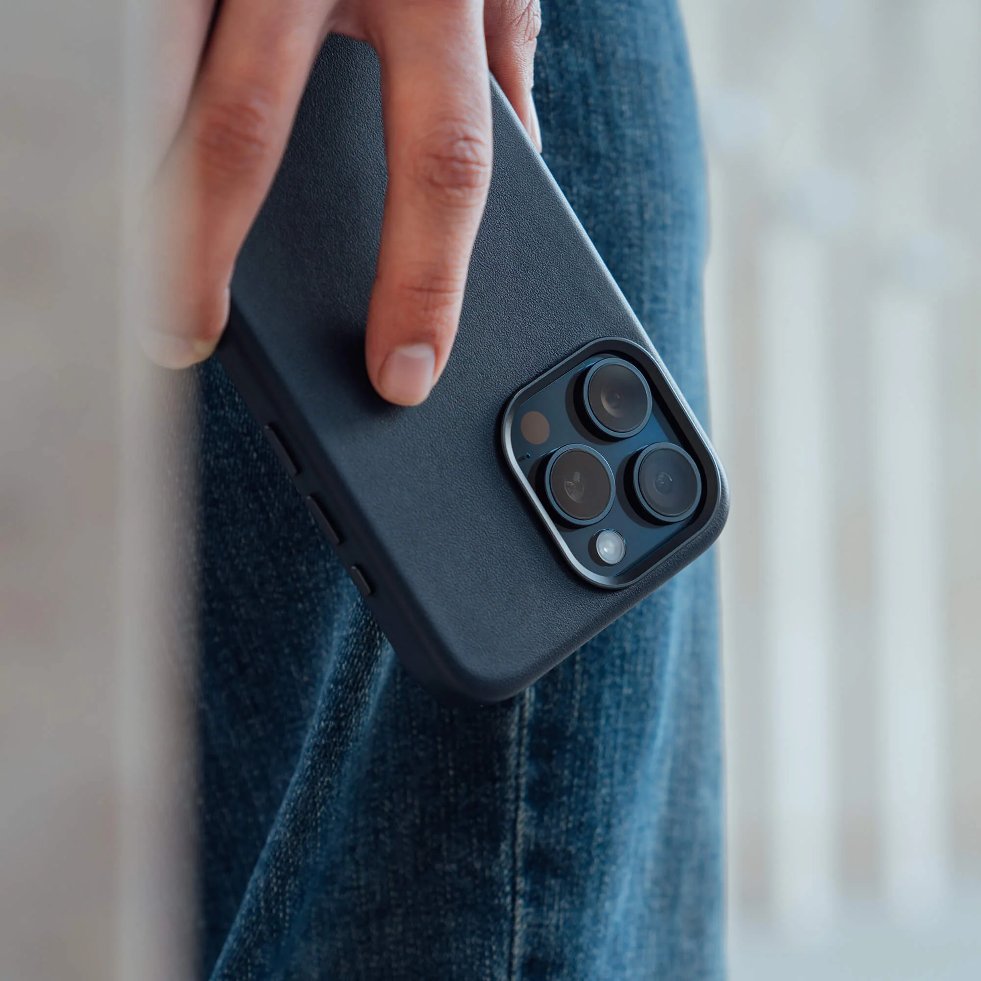 Refurbished Minimal Leather Case - iPhone 15 Pro - Navy - Image 6